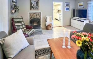 sala de estar con mesa y chimenea en Stunning Home In Tonstad With Kitchen en Tjørhom