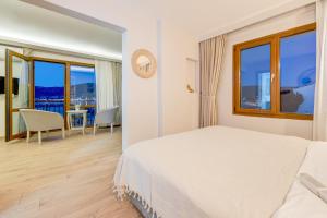 Postel nebo postele na pokoji v ubytování Hanedan Otel Foca Izmir