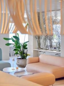uma sala de estar com um sofá e uma janela em Hotel Carillon em Baveno