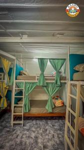 瓦加托的住宿－Kaabo Hostel，一间房间,设有三张双层床