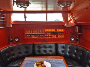 un bar en la parte trasera de un tren con una mesa en Fantasie Boot EINHORN en Colonia