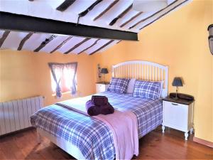 Un dormitorio con una cama con una mochila. en Casasdetrevijano Cañon del rio leza, en Soto en Cameros