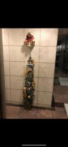 Un árbol de Navidad en una esquina de una pared en 東洋の家-畳み部屋小庭園, en Tokio