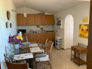 a kitchen and dining room with a table and chairs at Tavira Unterkunft Entspannung pur!!! in Luz de Tavira
