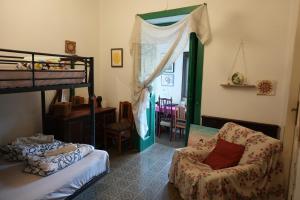 1 dormitorio con litera, sofá y silla en Camino Art House, en Vega de San Mateo