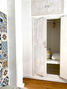 a bedroom with a mirror in a white cabinet at Guest house Croqueta Espinardo in Espinardo