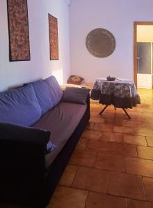 sala de estar con sofá y mesa en Casa vacanze La Marinella, en SantʼEufemia Lamezia