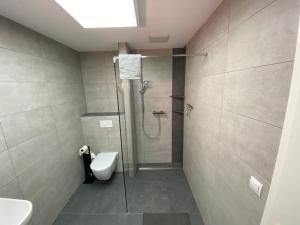 Et badeværelse på Ruhige Ferienwohnung bei Bamberg + 8 billeder