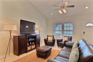 Телевизор и/или развлекательный центр в Beach Bunker