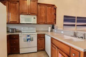 Кухня или мини-кухня в Beach Bunker
