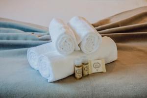 a pile of towels and oils on a bed at Quinta Dos Avós Lourenço in Sertã