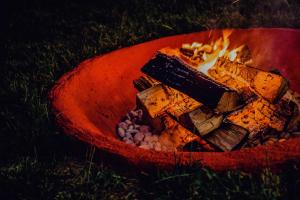 uma fogueira com um pedaço de bolo dentro em Quinta Dos Avós Lourenço na Sertã