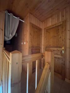Cette cabine est dotée de murs en bois et de parquet. dans l'établissement Duplex dans chalet au coeur de la station, à Réallon 13 autres photos