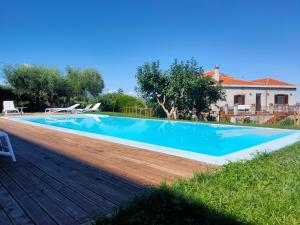 - une piscine sur une terrasse en bois à côté d'une maison dans l'établissement Alimunera, à CastellʼUmberto