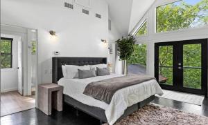 Ένα ή περισσότερα κρεβάτια σε δωμάτιο στο Fall Hideaway - VailsBluff - Romantic Escape