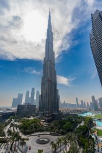 una vista del edificio más alto del mundo, el burj khalifa en Prestige Living 1BR with Full Burj Khalifa View by Auberge, en Dubái