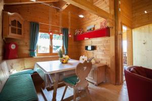 a dining room with a table in a cabin at Ferienhaus Chalet 21 Bayerischer Wald in Stamsried