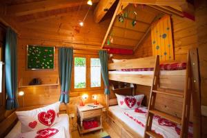 - une chambre avec 2 lits superposés dans une cabane en rondins dans l'établissement Ferienhaus Bayerischer Wald, à Stamsried