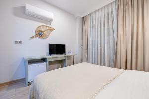 TV a/nebo společenská místnost v ubytování Hanedan Otel Foca Izmir