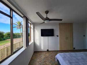 En TV eller et underholdningssystem på Capri Beach Holiday home