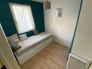 a small room with a bed with a window at Appartement jusqu'à 4 personnes in Luchon