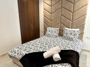 Cozy Elegant Apartment in Casablanca tesisinde bir odada yatak veya yataklar