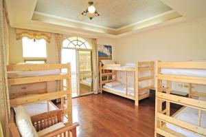 Bunk bed o mga bunk bed sa kuwarto sa 澎湖民宿 7 Hostel
