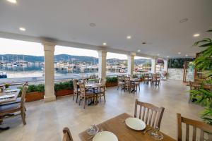 Restaurace v ubytování Hanedan Otel Foca Izmir