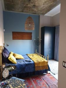 1 dormitorio con cama y pared azul en Serenity 465 en De Kelders