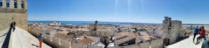 uma vista para uma cidade a partir do topo de um castelo em SPACIEUX APPARTEMENT FRONT DE MER em Saintes-Maries-de-la-Mer