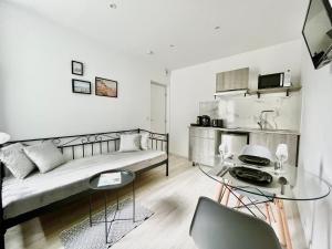 a living room with a couch and a glass table at Onyx d'Opale in Calais