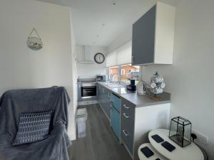 Η κουζίνα ή μικρή κουζίνα στο Pirates Cove Holiday Chalet