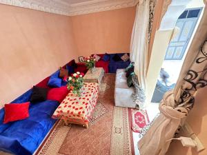 salon z niebieską kanapą i stołem w obiekcie Hostel World Rooftop Marrakech w Marakeszu