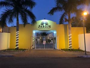 聖克魯斯瓦圖爾科的住宿－Condominios JAROJE，黄色建筑,标有阅读zago餐厅的标志