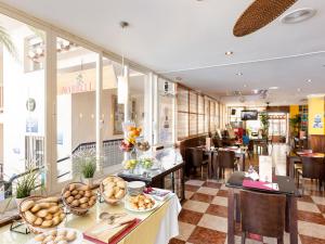 Ein Restaurant oder anderes Speiselokal in der Unterkunft Crown Resorts Club Marbella 