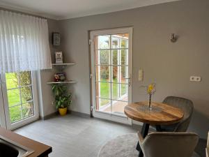 comedor con mesa y ventana en Möllis Apartment am Jasmund-Nationalpark en Lohme