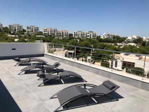 Balkon lub taras w obiekcie Deluxe VILLA LAVANDA Las Colinas DEHESA DE CAMPOAMOR with HEATED POOL