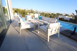 Basen w obiekcie Deluxe VILLA LAVANDA Las Colinas DEHESA DE CAMPOAMOR with HEATED POOL lub w pobliżu