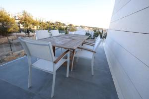 Balkon lub taras w obiekcie Deluxe VILLA LAVANDA Las Colinas DEHESA DE CAMPOAMOR with HEATED POOL