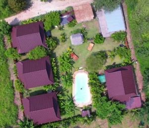 einen Blick über einen Garten mit Pool in der Unterkunft Samui Blue Bird in Mae Nam
