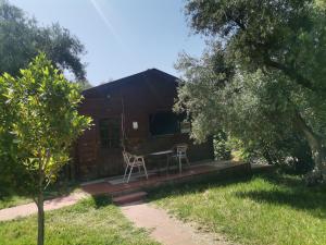 eine Hütte mit einem Tisch und Stühlen im Hof in der Unterkunft Auberge Ramz's in Beni Mellal