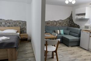 a bedroom and a living room with a bed and a table at PENSJONAT SUNRISE Fishing,Kajaks,Tretboote Grill Gratis in Świnoujście