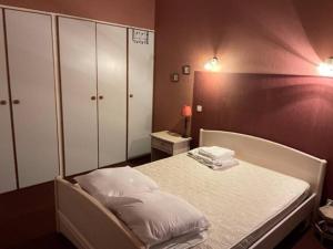 ein kleines Schlafzimmer mit einem Bett mit weißer Bettwäsche in der Unterkunft Appartement TY DANY , 150m de la plage in Carnac