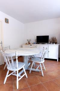 a white table and chairs in a kitchen at Casa Bella in Karlobag