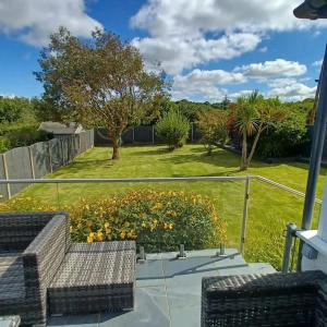 vista dal patio del cortile di Westbourne by the sea, Benllech, Anglesey. a Benllech