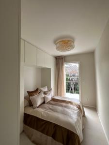 ein Schlafzimmer mit einem großen Bett mit Fenster in der Unterkunft Chez Victorine Saint-Tropez in Saint-Tropez