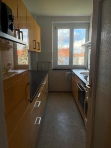 uma grande cozinha com um lavatório e um fogão em Monteur-& Ferienwohnung Eichmann em Dresden
