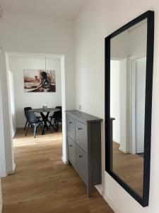 einen Spiegel in einem Zimmer mit einem Tisch und einem Esszimmer in der Unterkunft Monteur-& Ferienwohnung Eichmann in Dresden