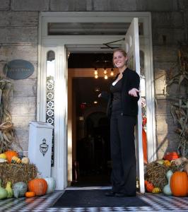 uma mulher à frente de uma porta com abóboras em Westover Inn em Saint Marys