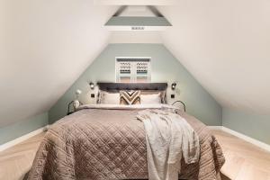 Кровать или кровати в номере Bryggen Living